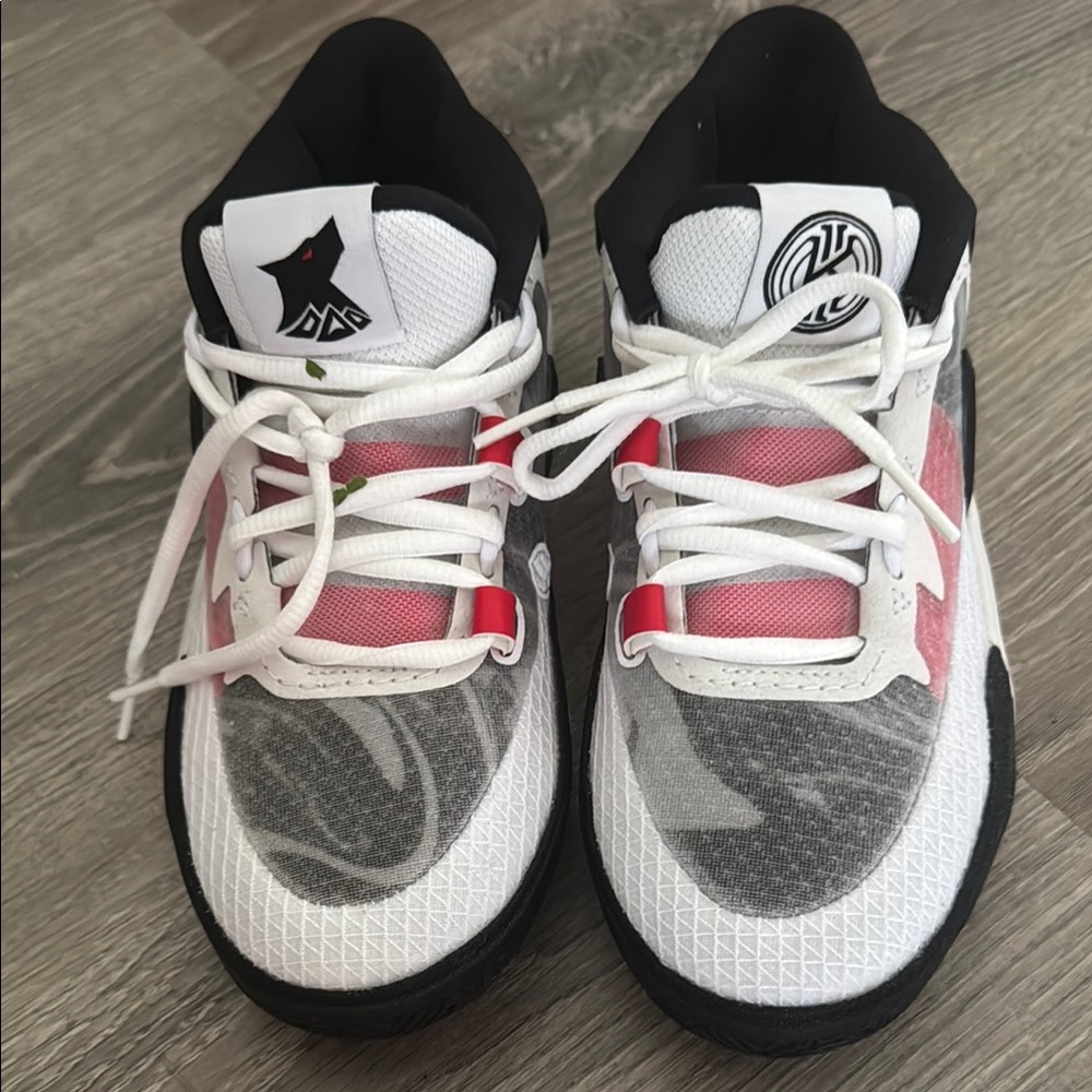 🔥 SHOE CLEARANCE. Nike Kyrie. Worn Once. Size 5.5 W, 4 Y. Retail $120!🔥